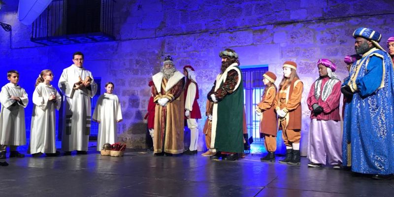 Ses Majestats adoren al Nen Jesús en la Cavalcada de Reis. FOTO: Cinta Caballé