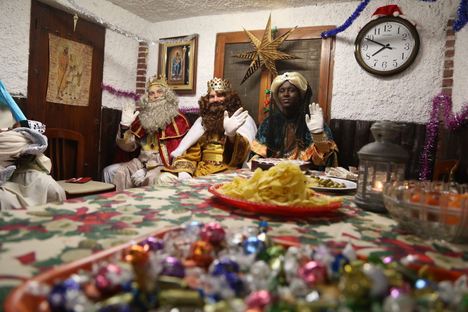 Els Reis d'Orient han sopat a Ca l'Avi, com ja és tradició a les Planes. FOTO: Anna Bassa