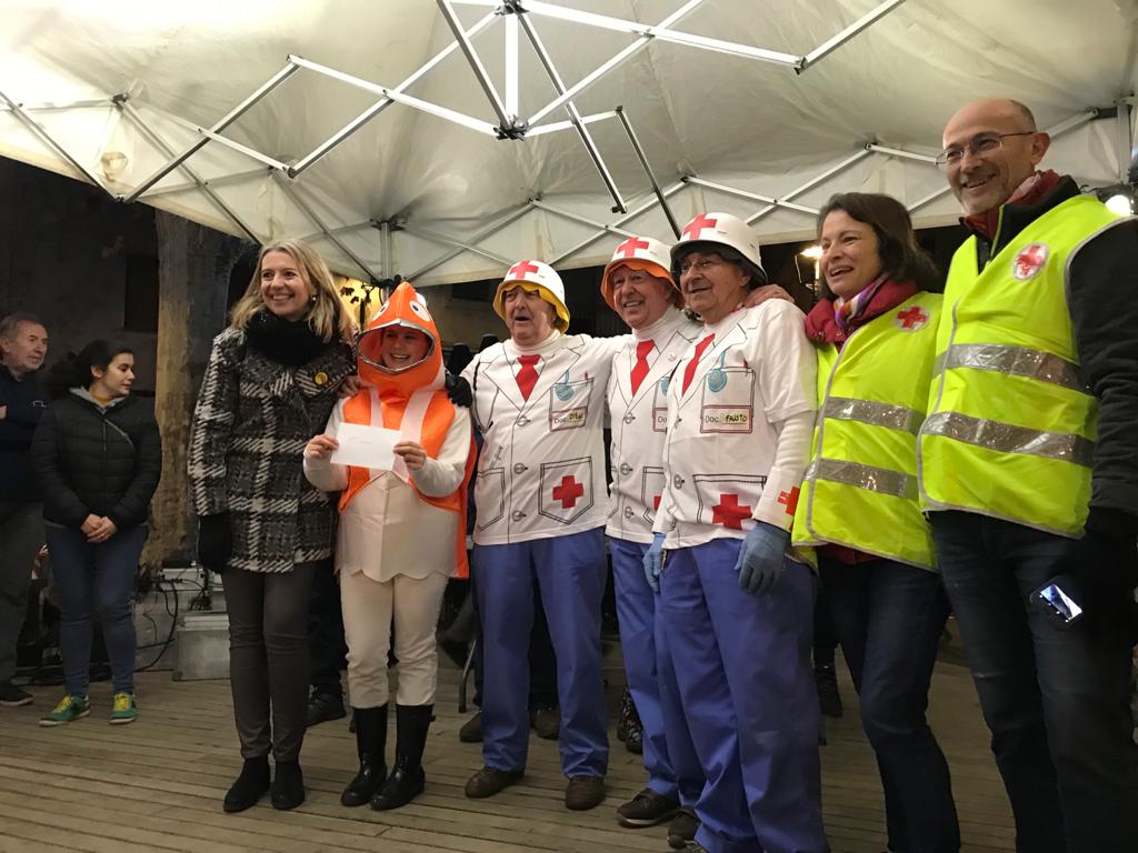 Membres de la carrossa de la Creu Roja, amb l'alcaldessa de Sant Cugat, Mireia Ingla (esquerra). FOTO: Cinta Caballé