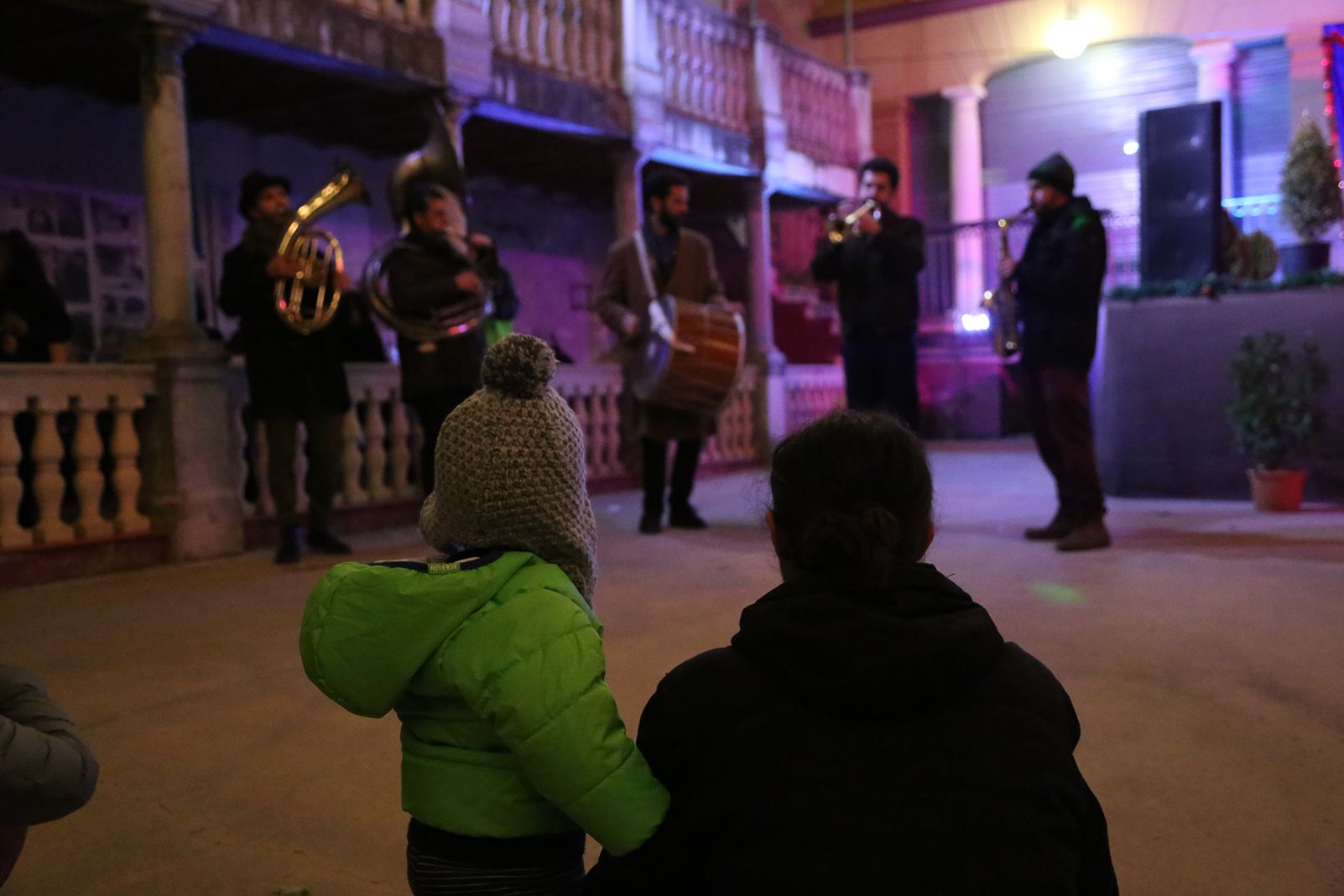 Xocolatada i música al Casino de la Floresta. FOTO: Anna Bassa