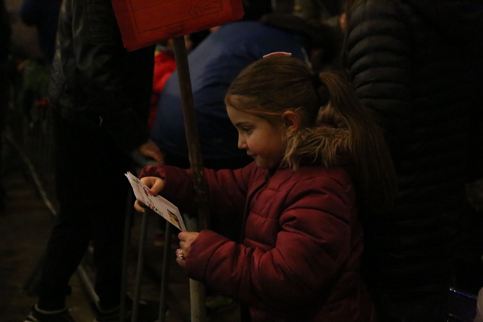 Esperant per donar la carta als Reis. FOTO: Anna Bassa