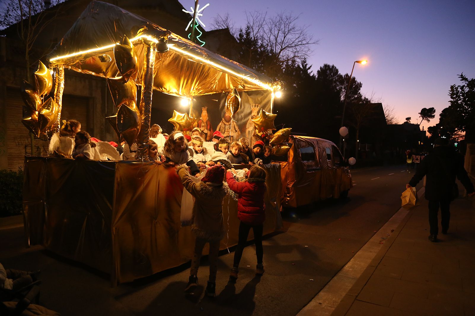 Cavalcada pels carrers de Valldoreix. FOTO: Anna Bassa