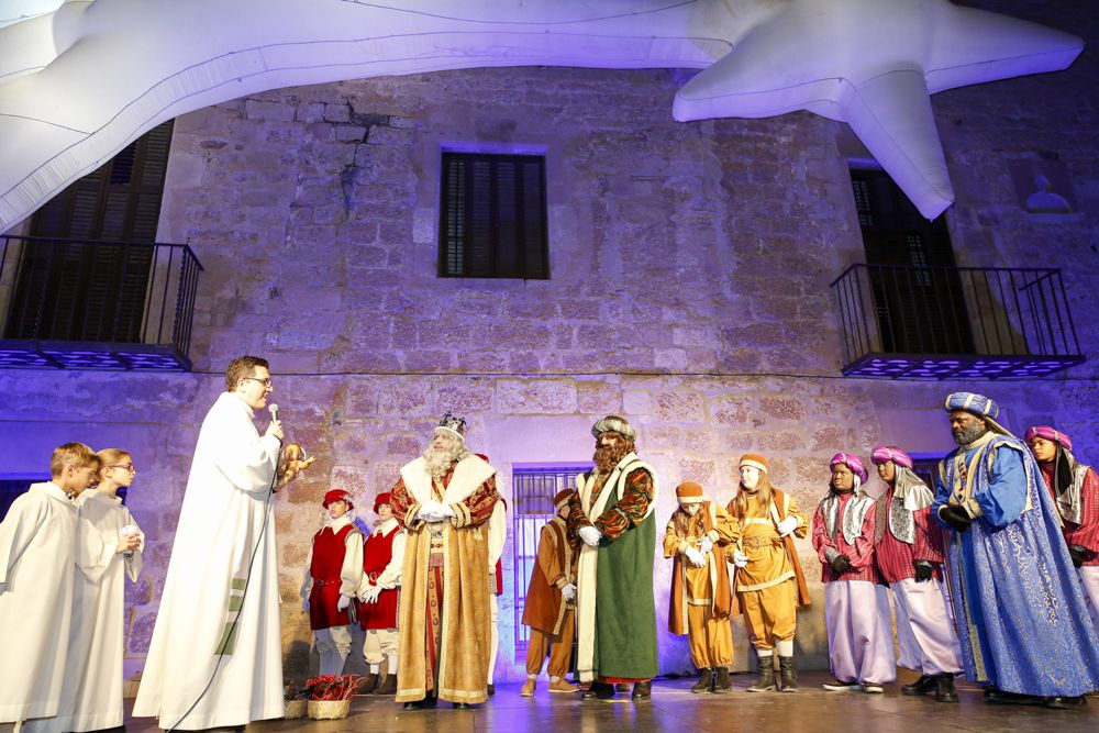 Adoració del Nen Jesús durant la cavalcada de Reis a Sant Cugat. FOTO: Yves Dimant