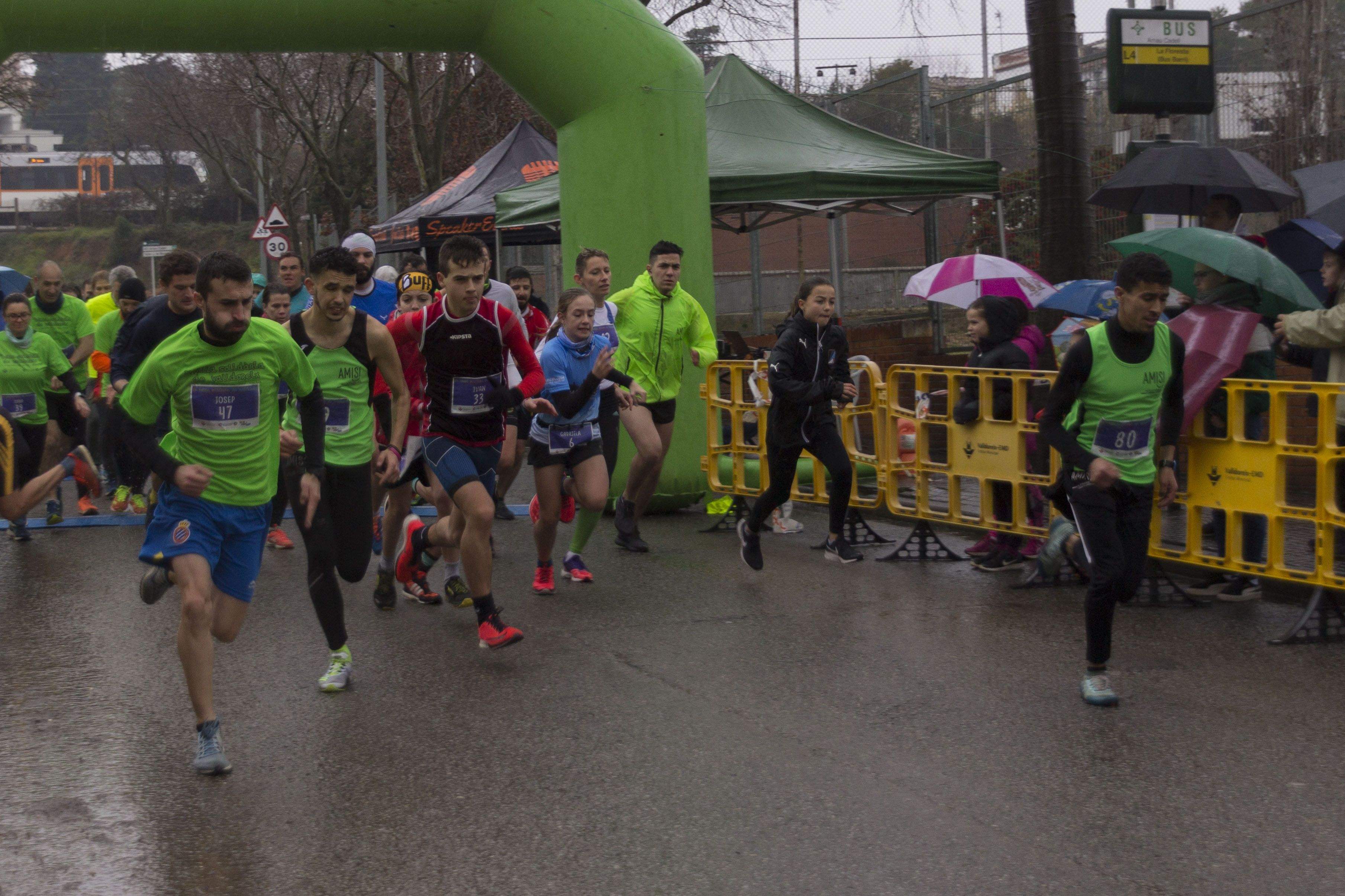 En la Milla Solidària de Valldoreix 2019 la pluja en va ser la protagonista. FOTO: Paula Galván