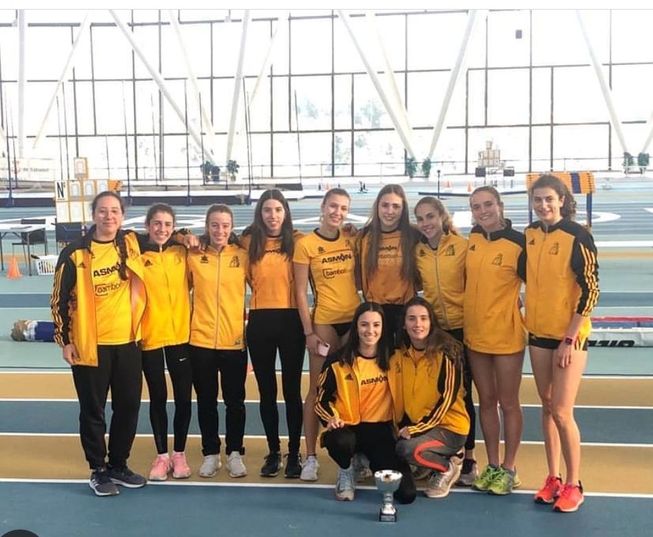 L'equip femení del Club Muntanyenc Sant Cugat, subcampió de Catalunya Sub-20 en Pista Coberta, a Sabadell. FOTO: Club Muntanyenc Sant Cugat