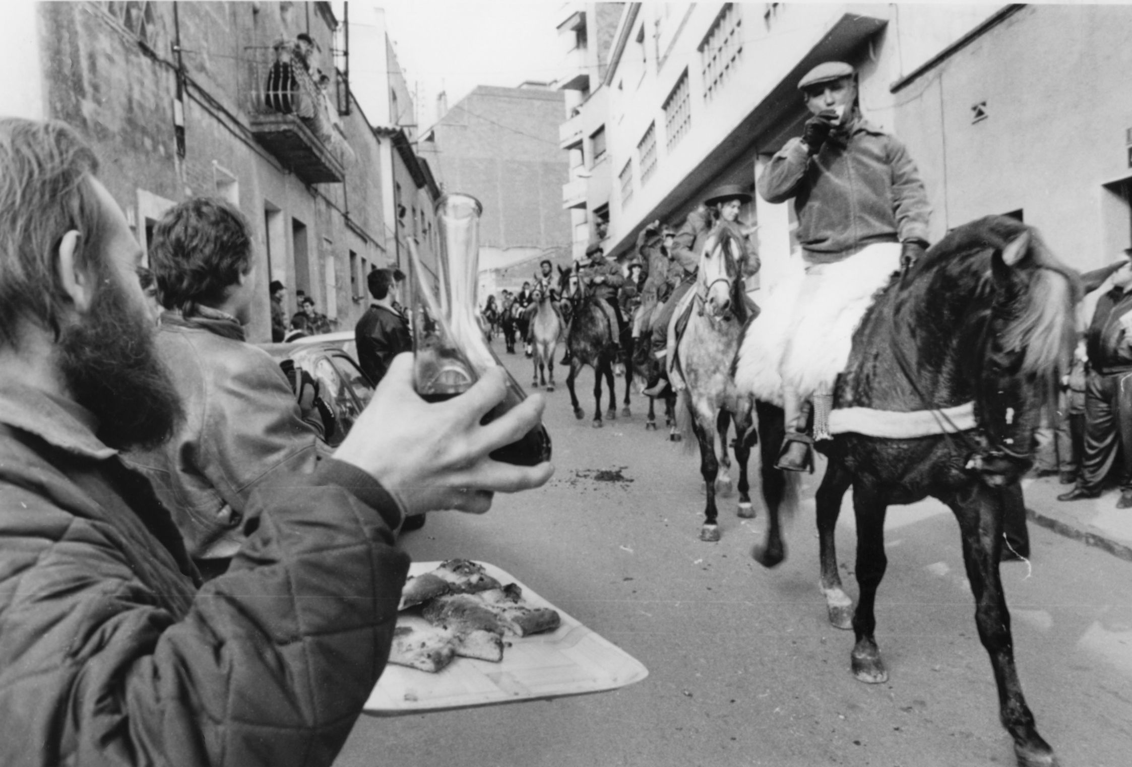 Els santcugatencs celebrant la Festa de Sant Antoni de l'any 1992. FOTO: Arxiu