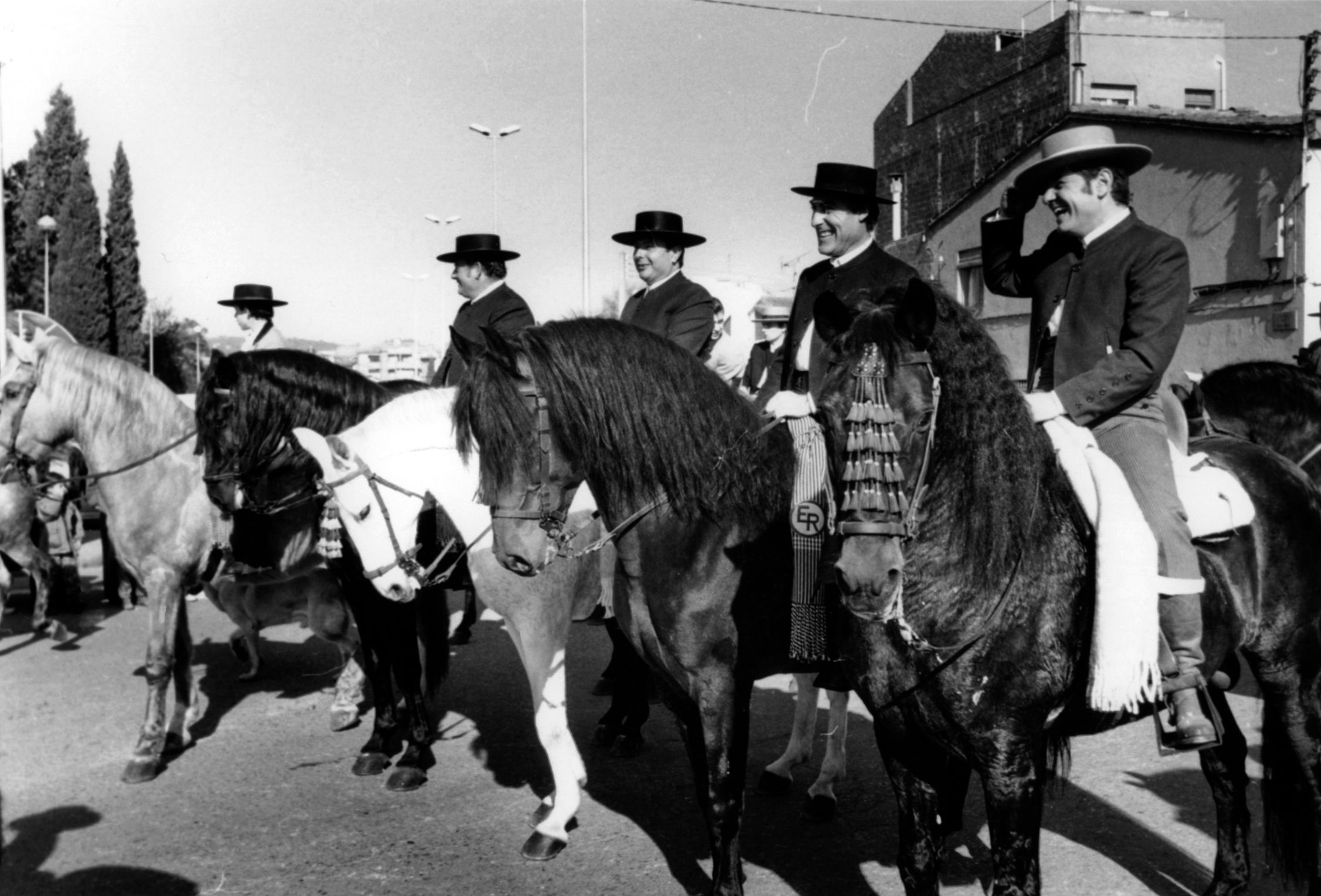 Genets mudats i cavalls adornats per participar en els Tres Tombs. FOTO: Arxiu