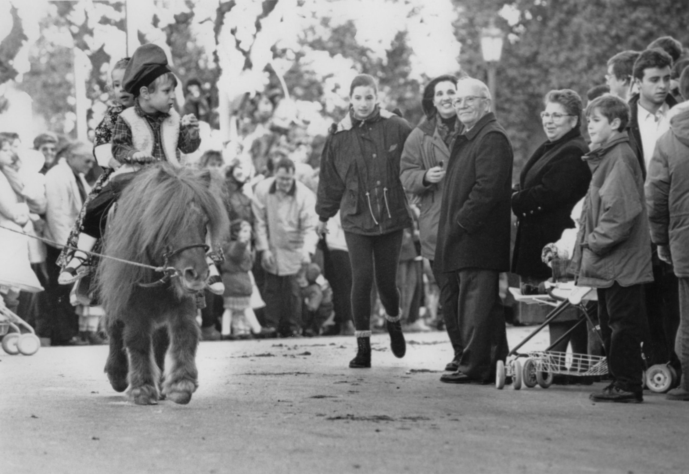 Un menut santcugatenc participa amb un poni en els Tres Tombs del 1992. FOTO: Arxiu