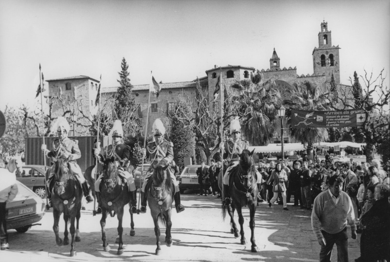 La rua dels Tres Tombs sol passar pel Monestir. FOTO: Arxiu