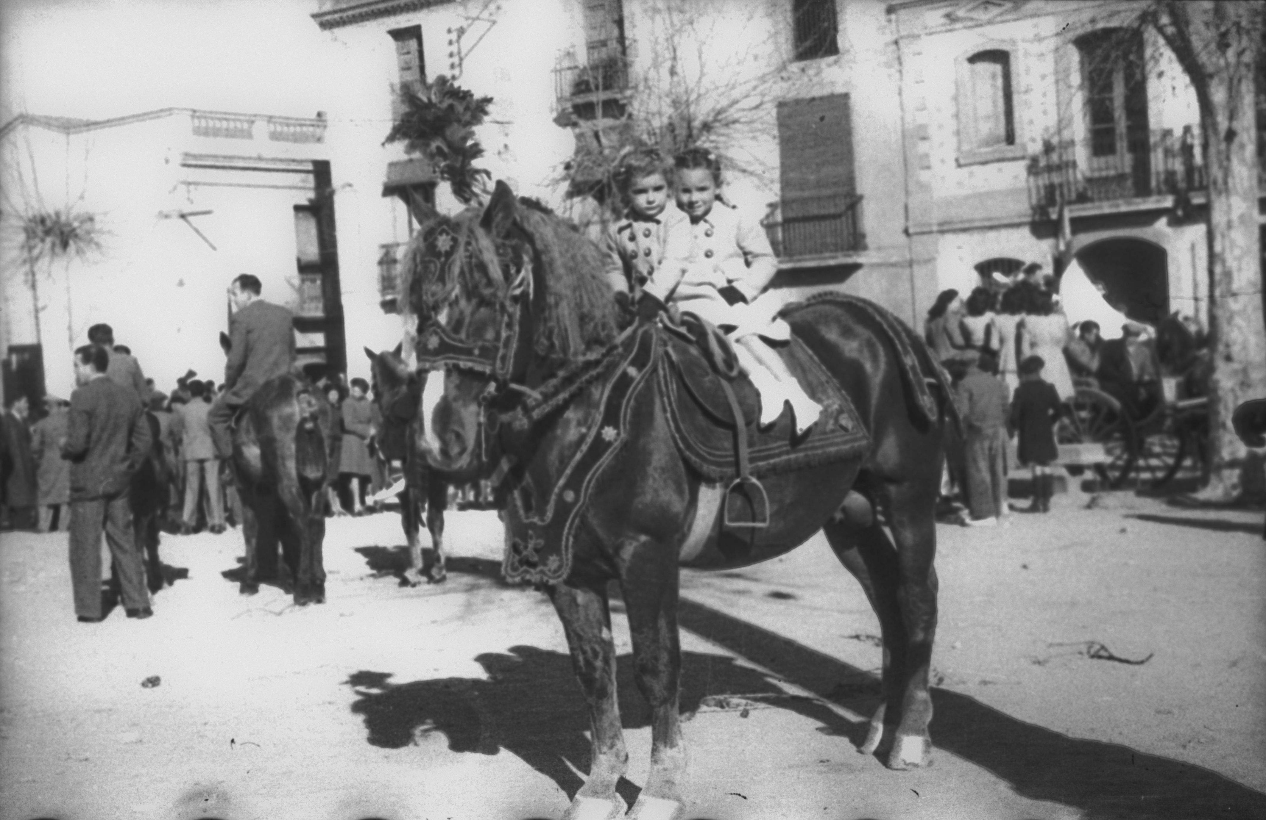 Un cavall adornat per participar en els Tres Tombs de l'any 1946. FOTO: Fons Cabanas