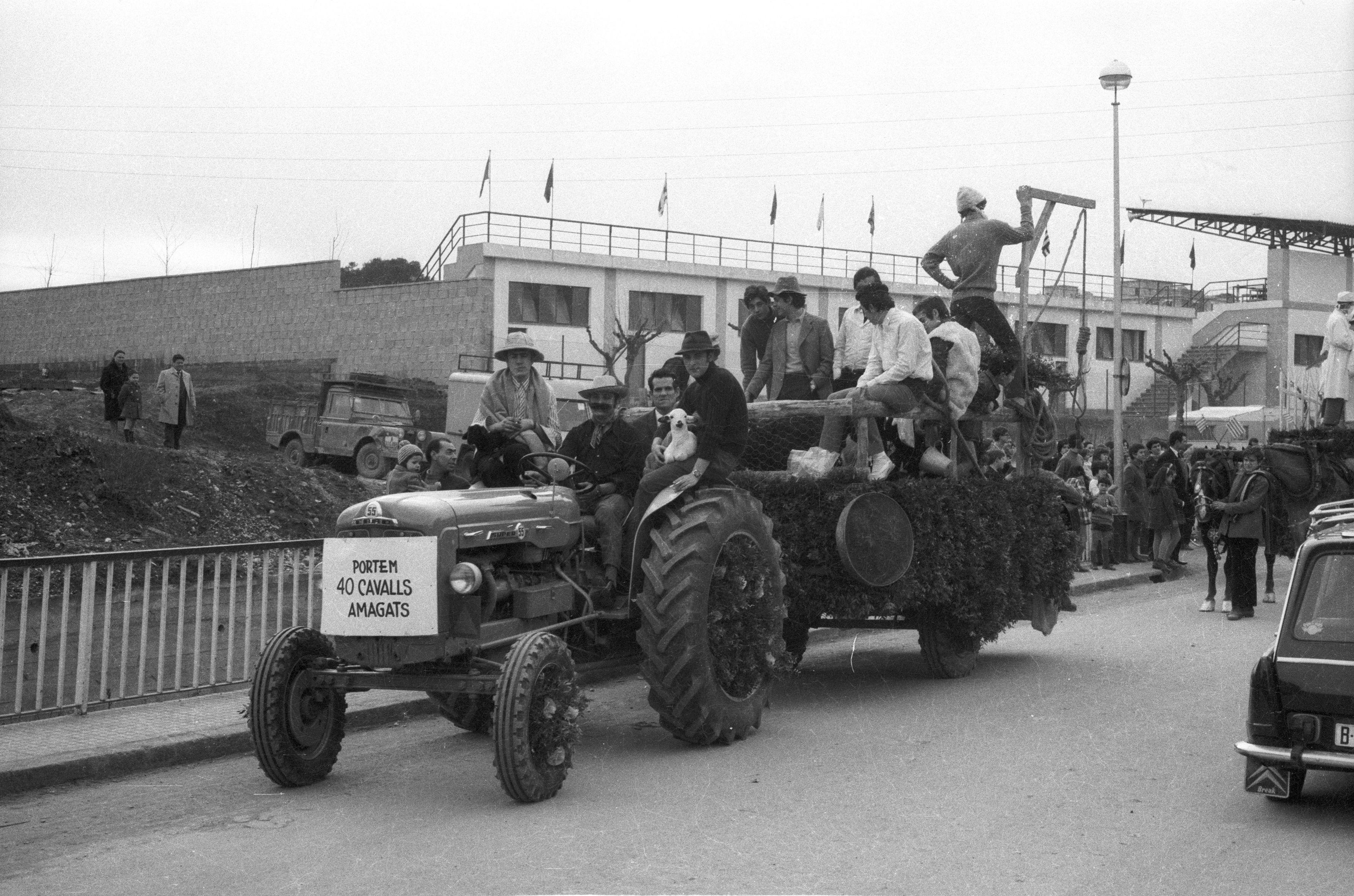 Els tractors i vehicles del camp feien acte de presència en la rua del 1970. FOTO: Fons Cabanas