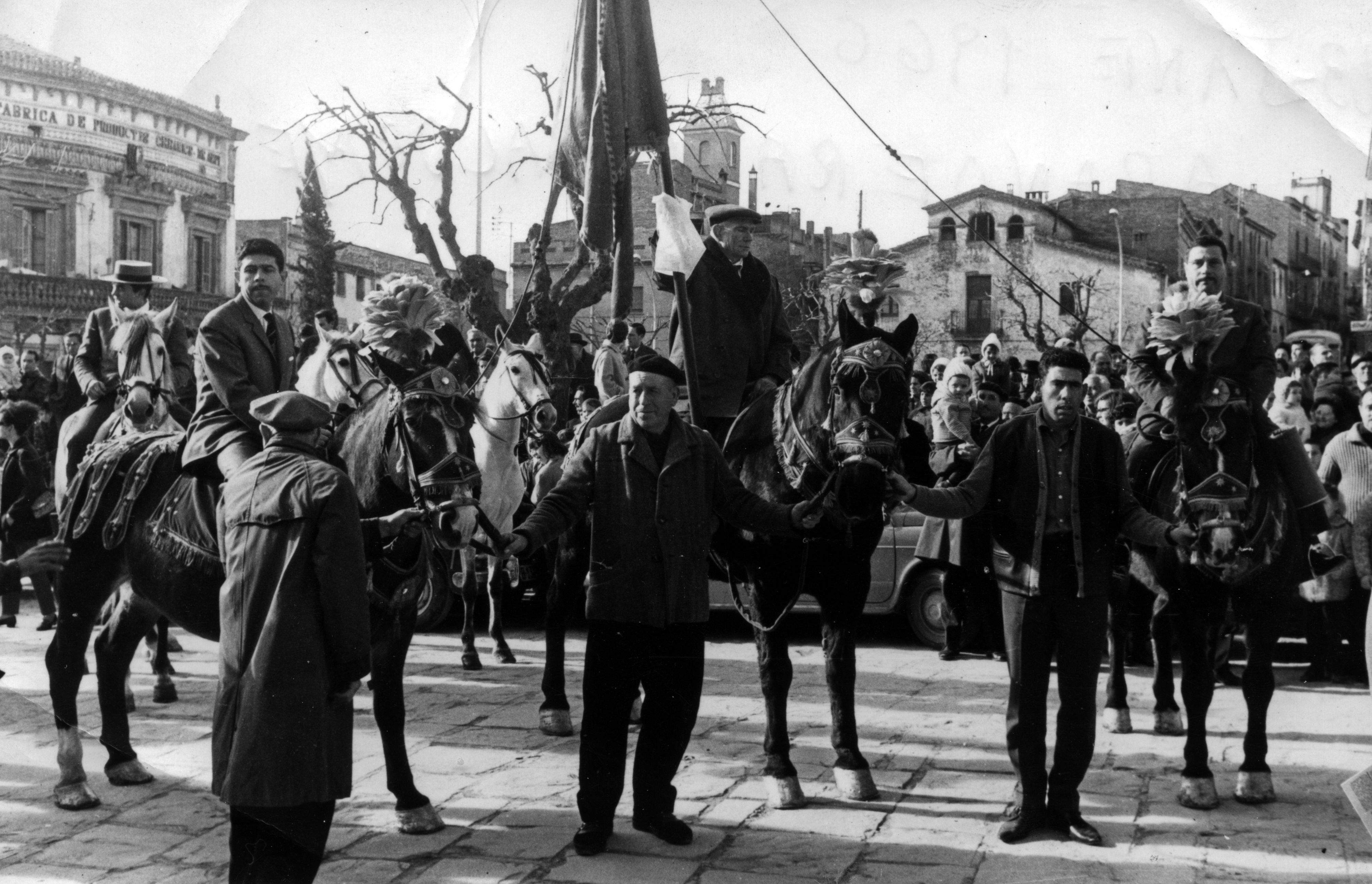 El banderer i els cordoners de l'any 1966. FOTO: Julio de Paz