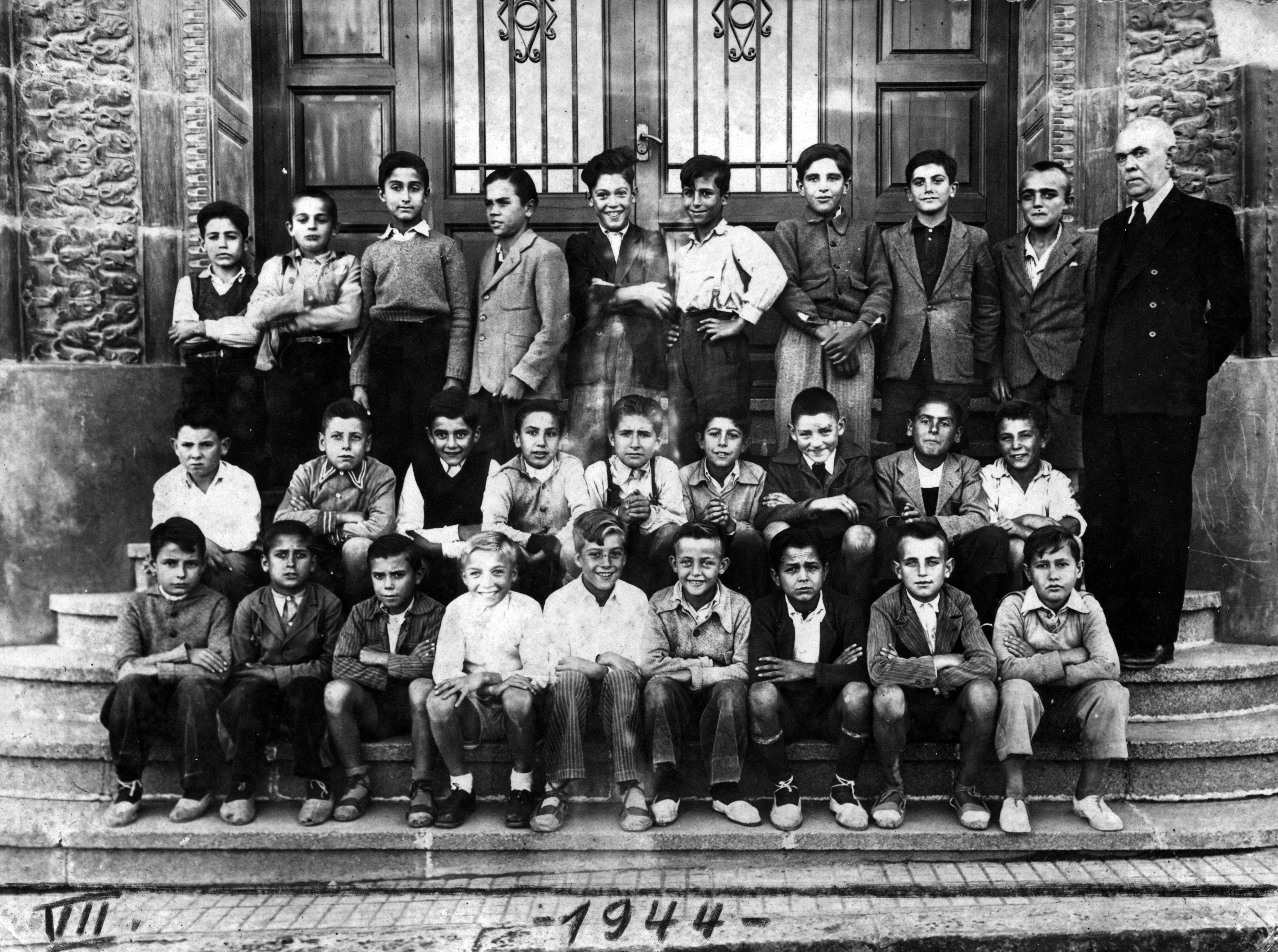 Els menuts són els que més gaudeixen la rua dels Tres Tombs (1944). FOTO: Julio de Paz