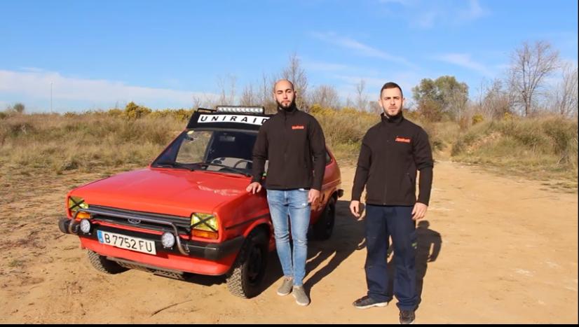Guillem Carmona, a l'esquerra, i Pere Urgell, a la dreta amb el seu Ford Fiesta. FOTO: Cedida