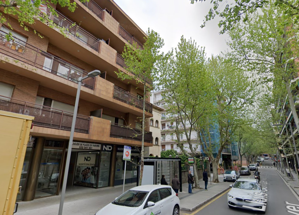 L'agència estava domiciliada en un pis d'aquest bloc de l'avinguda de Lluís Companys FOTO: Google Maps