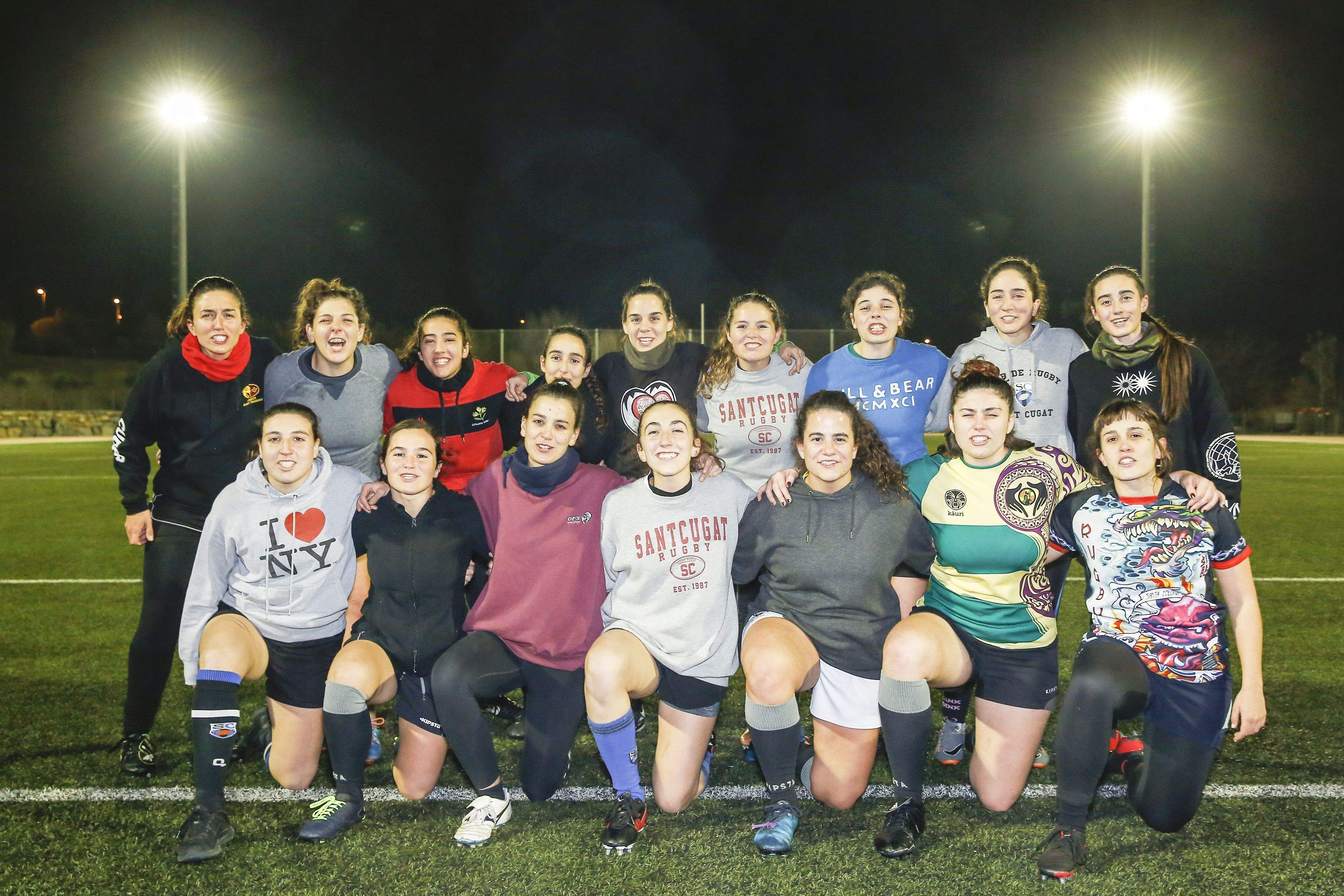 Una part de la plantilla del primer equip femení del Club de Rugby Sant Cugat en la secció d'entrenament de dilluns. FOTO: Yves Dimant