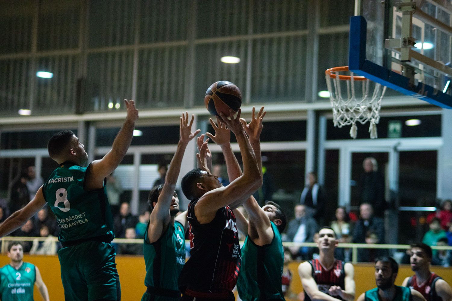 La UE Sant Cugat s'ha imposat al CB Cerdanyola per un ajustat 68-65. FOTO: Adrian Gómez