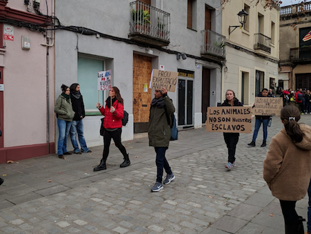 Protesta en favor dels animals en la rua dels Tres Tombs. FOTO: Cedida