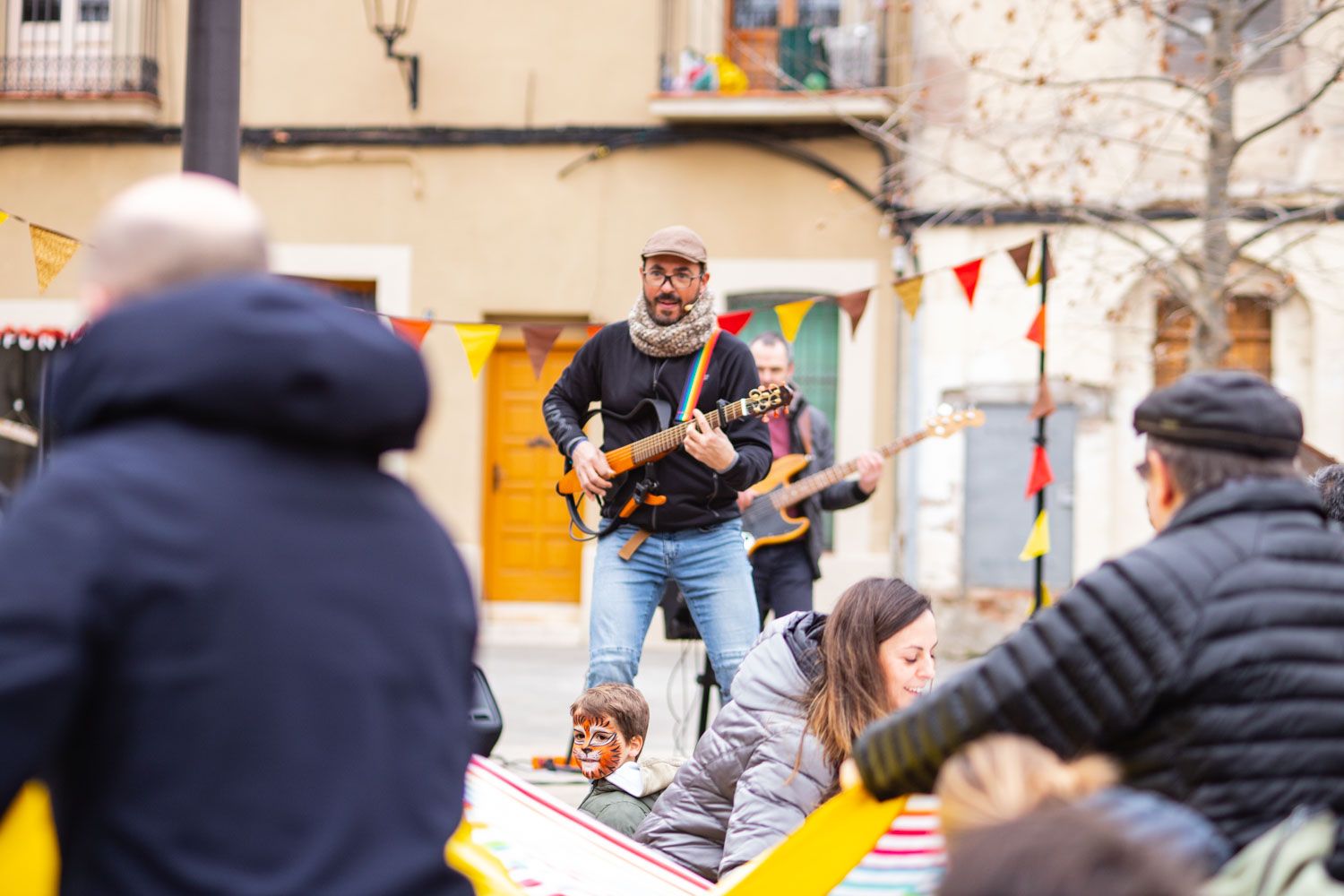 Vermut i animació familiar amb Carles Cuberes a la plaça de Barcelona.