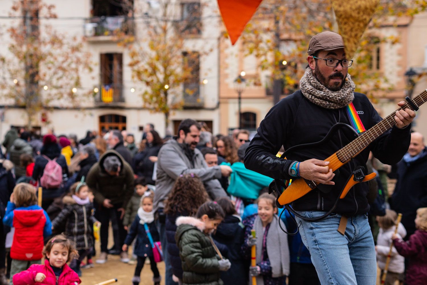 Vermut i animació familiar amb Carles Cuberes a la plaça de Barcelona.