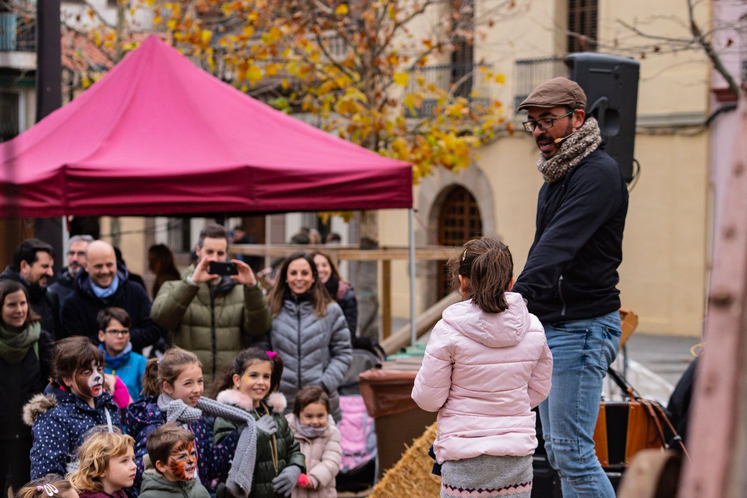 Vermut i animació familiar amb Carles Cuberes a la plaça de Barcelona.