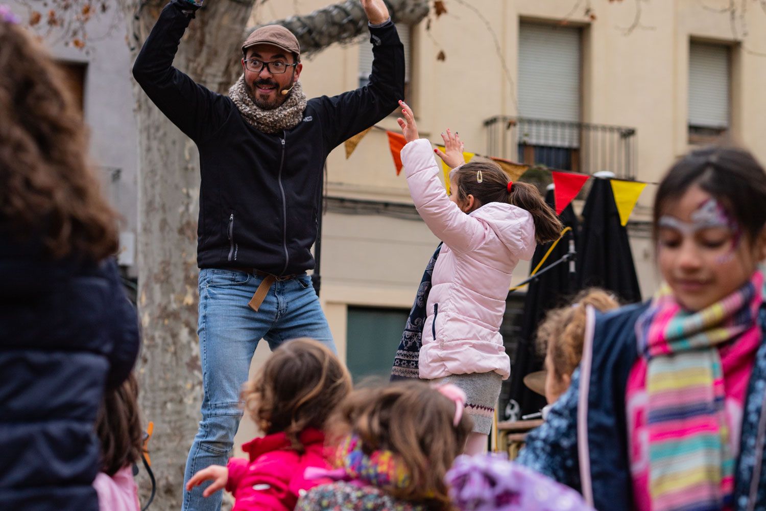 Vermut i animació familiar amb Carles Cuberes a la plaça de Barcelona.