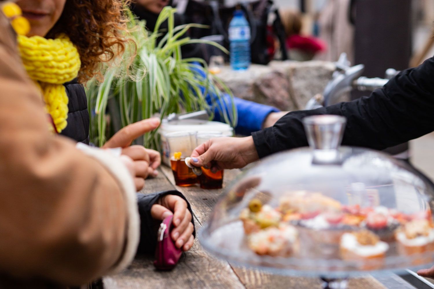 Vermut i animació familiar amb Carles Cuberes a la plaça de Barcelona.