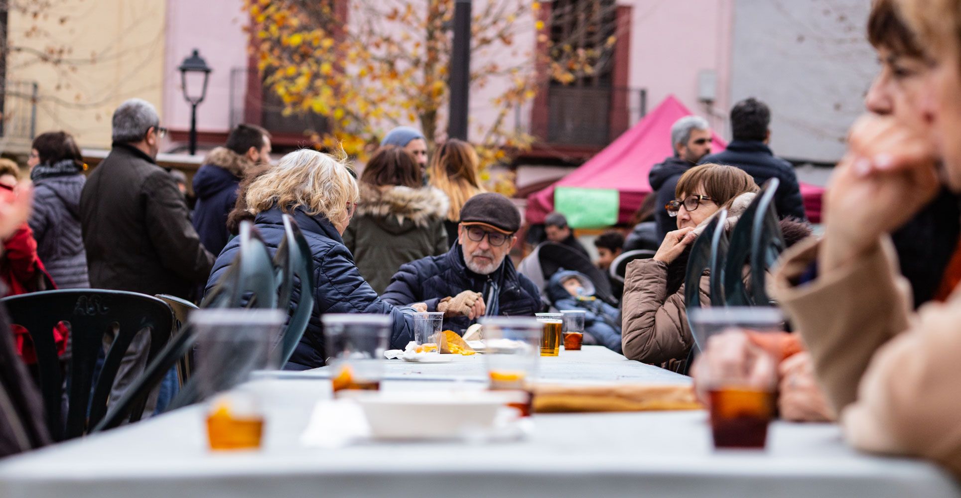 Vermut i animació familiar amb Carles Cuberes a la plaça de Barcelona.