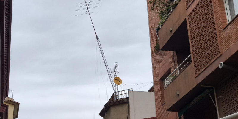 L'antena de l'edifici del carrer de Sant Jordi. FOTO: Cedida