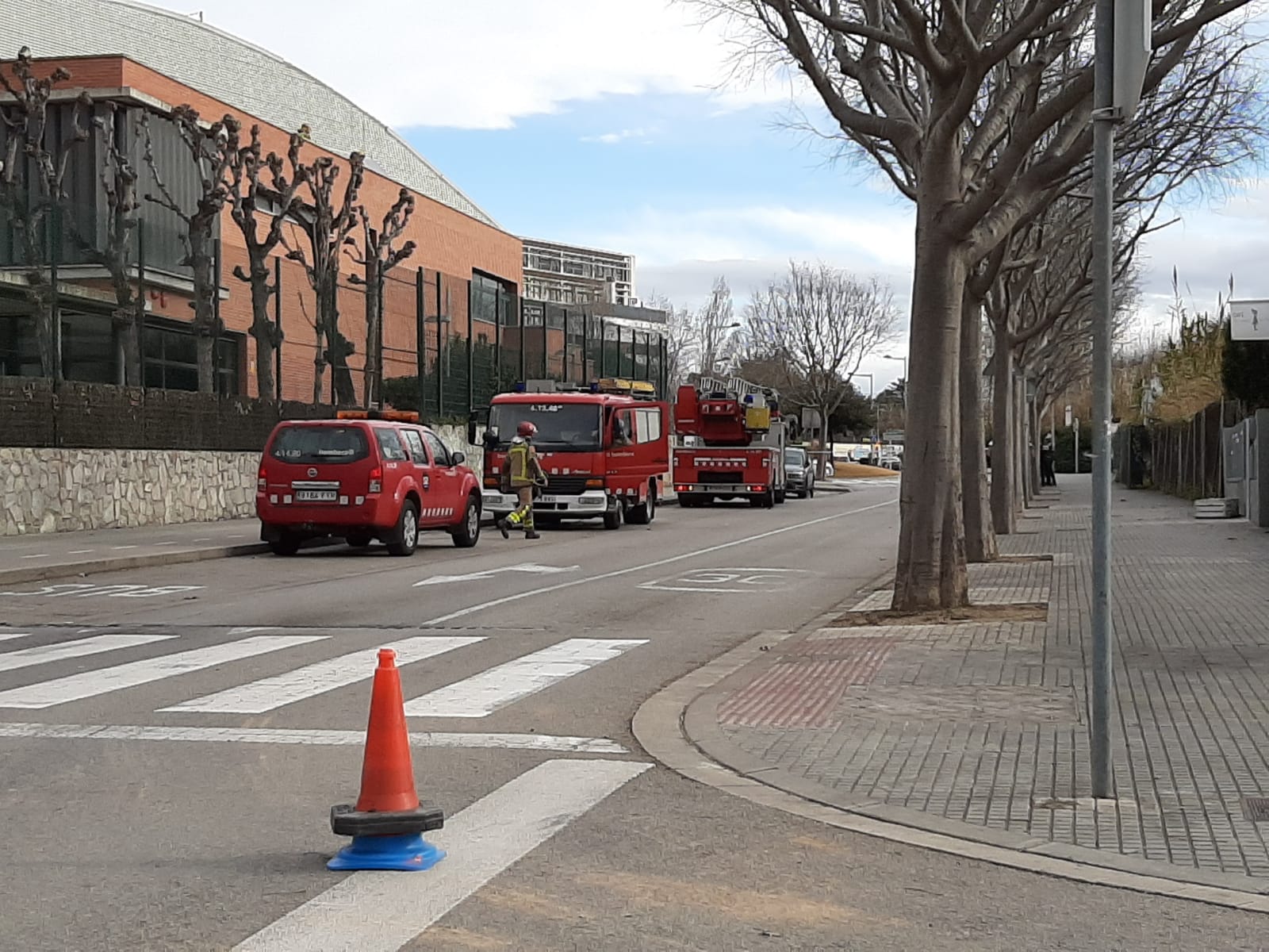 Bombers davant de l'escola La Farga FOTO: Manel Cervantes