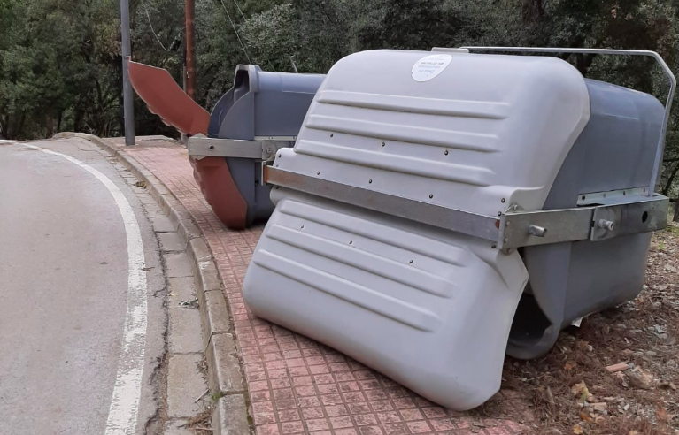 Contenidors desplaçats pel vent a Can Cortés, a les Planes. FOTO: Cedida