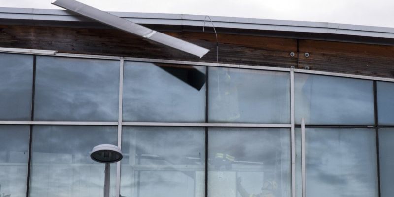 Placa despenjada del sostre del pavelló. FOTO: Bernat Millet