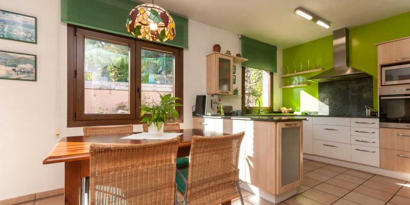 La cuina és amplia i com la resta de la casa, lluminosa FOTO: Cedida