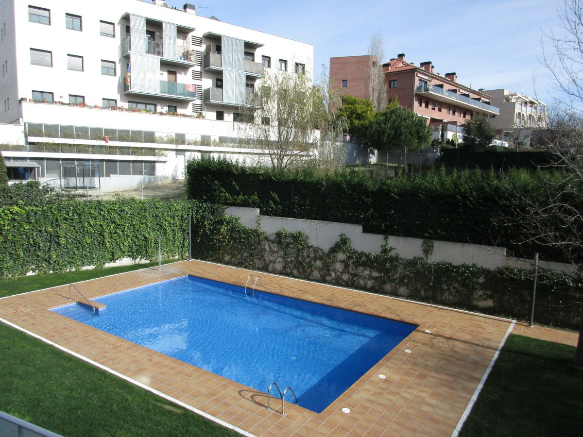 El pis té una àmplia zona comunitària amb piscina FOTO: Cedida