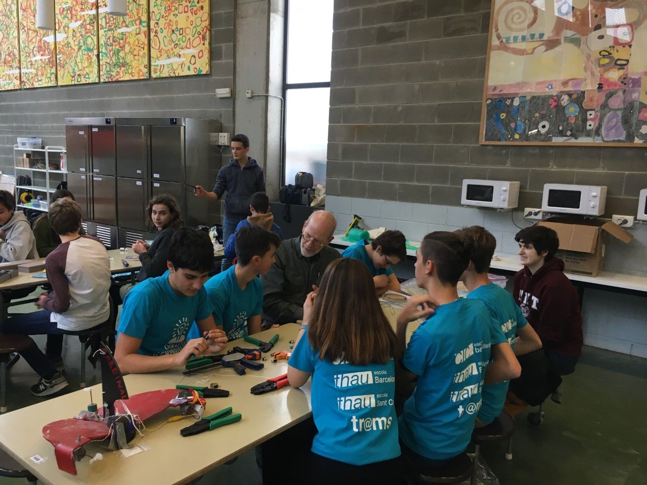 Alumnes del Thau treballant en el projecte amb Ed Moriarty. FOTO: Cedida