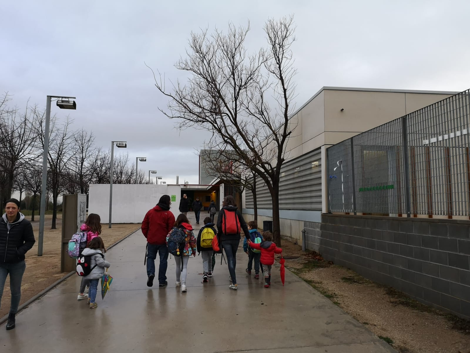 Els centres educatius iniciaven la jornada de dijous amb normalitat. FOTO: @ajsantcugat