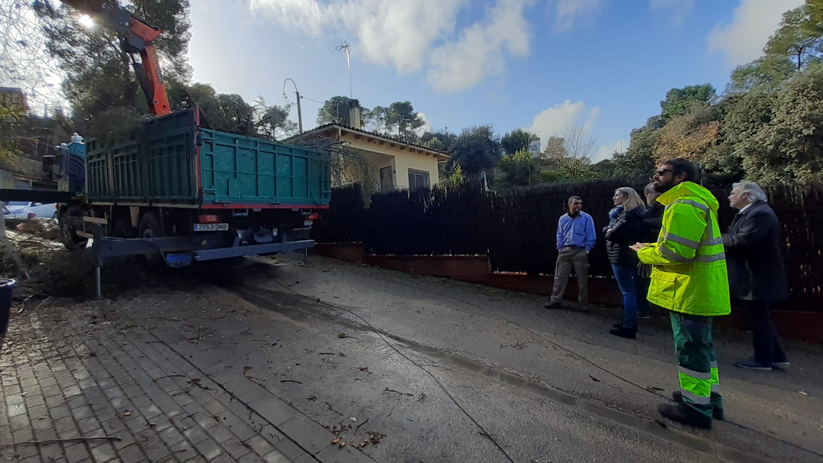 L'alcaldessa de Sant Cugat, Mireia Ingla, en una incidència pel temporal Glòria a Sant Cugat. FOTO: Cedida