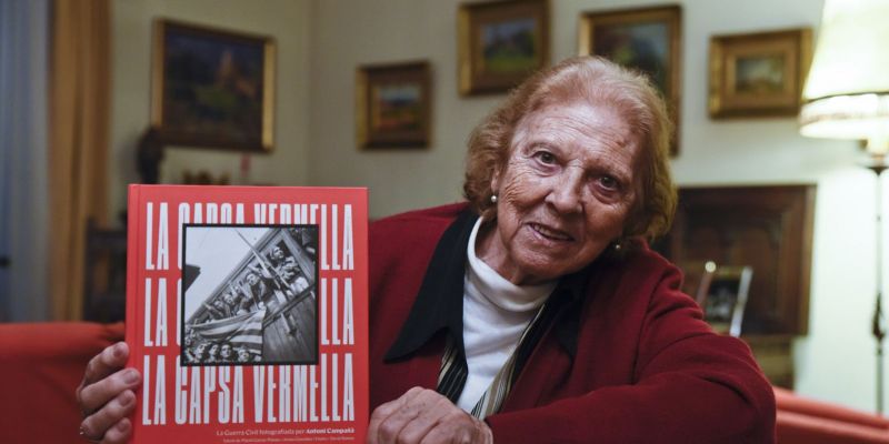 Maria Rosa Campañá, filla del fotògraf, amb el llibre 'La capsa vermella'. FOTO: Bernat Millet
