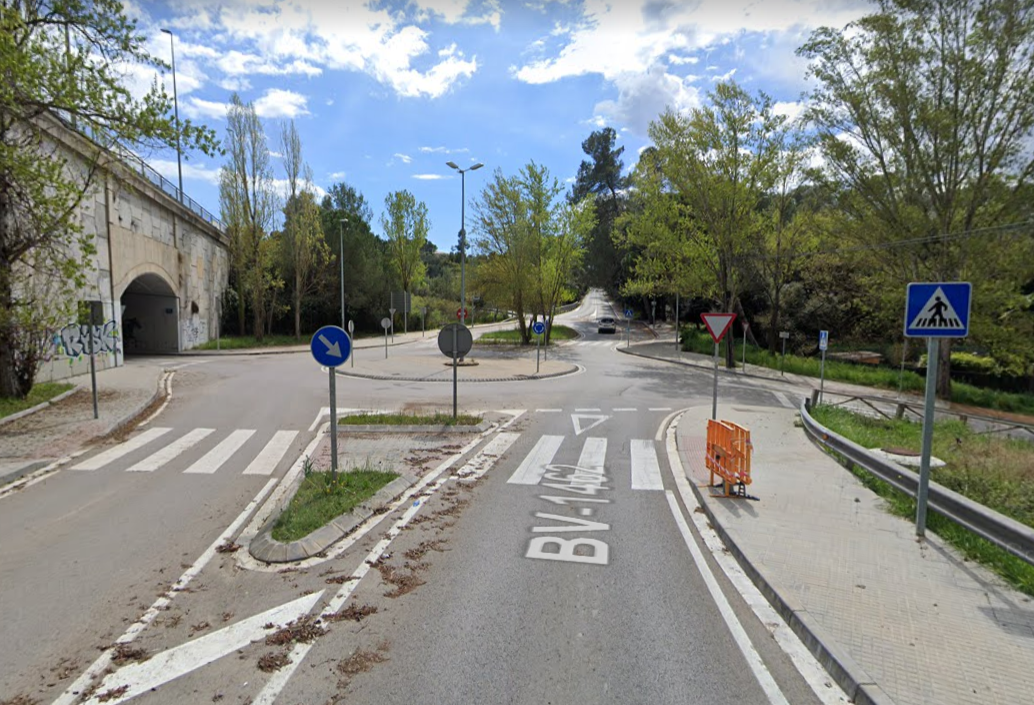 La rotonda de la carretera de Vallvidrera que dona accés a l'Escola La Floresta i on es vol instal·lar un semàfor FOTO: Google Maps
