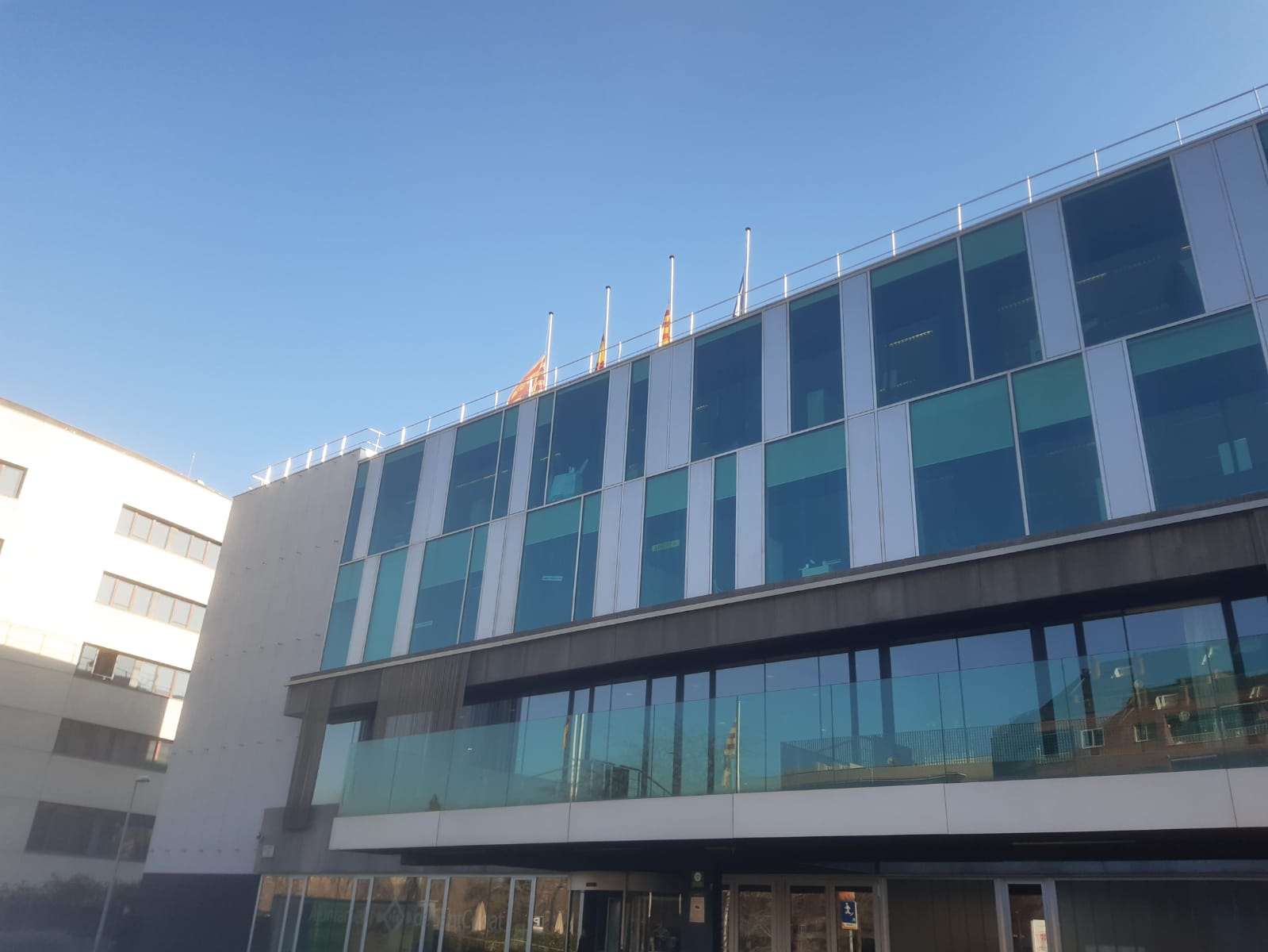 Banderes onejant a mig pal a l'Ajuntament de Sant Cugat. FOTO: TOT Sant Cugat