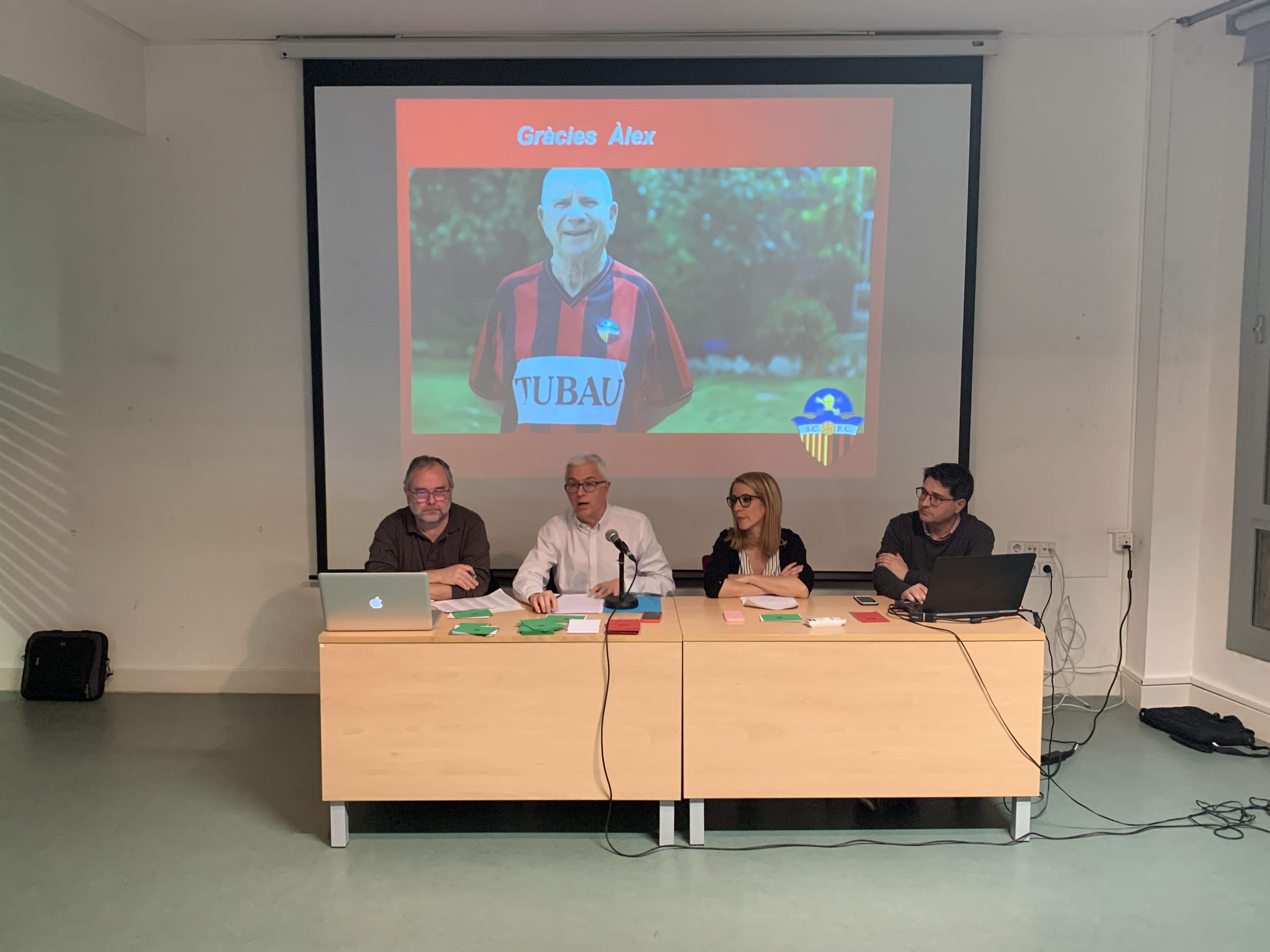 Abans d'iniciar el seu parlament, Llorenç Santasusagna ha recordat la figura de l'expresident Àlex Barberà. FOTO: Àlex López Puig