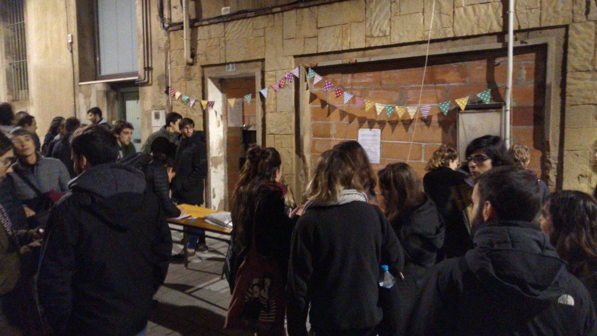 Joves concentrats a les portes de l'edifici okupat FOTO: CUP Sant Cugat