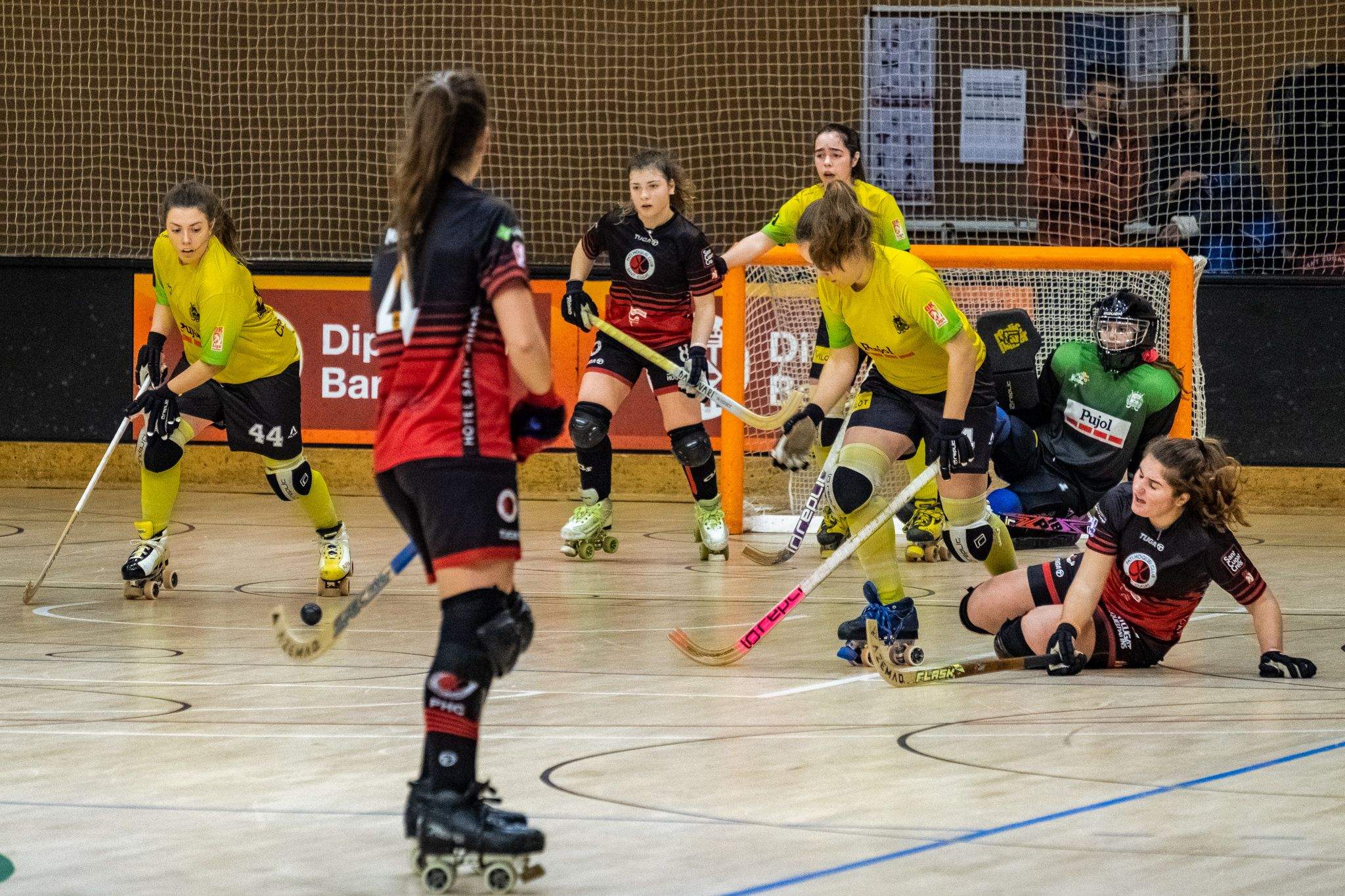 Partit de lliga d'hoquei patins femení: PHC Sant Cugat-CP Vila-sana. FOTO: Ale Gómez