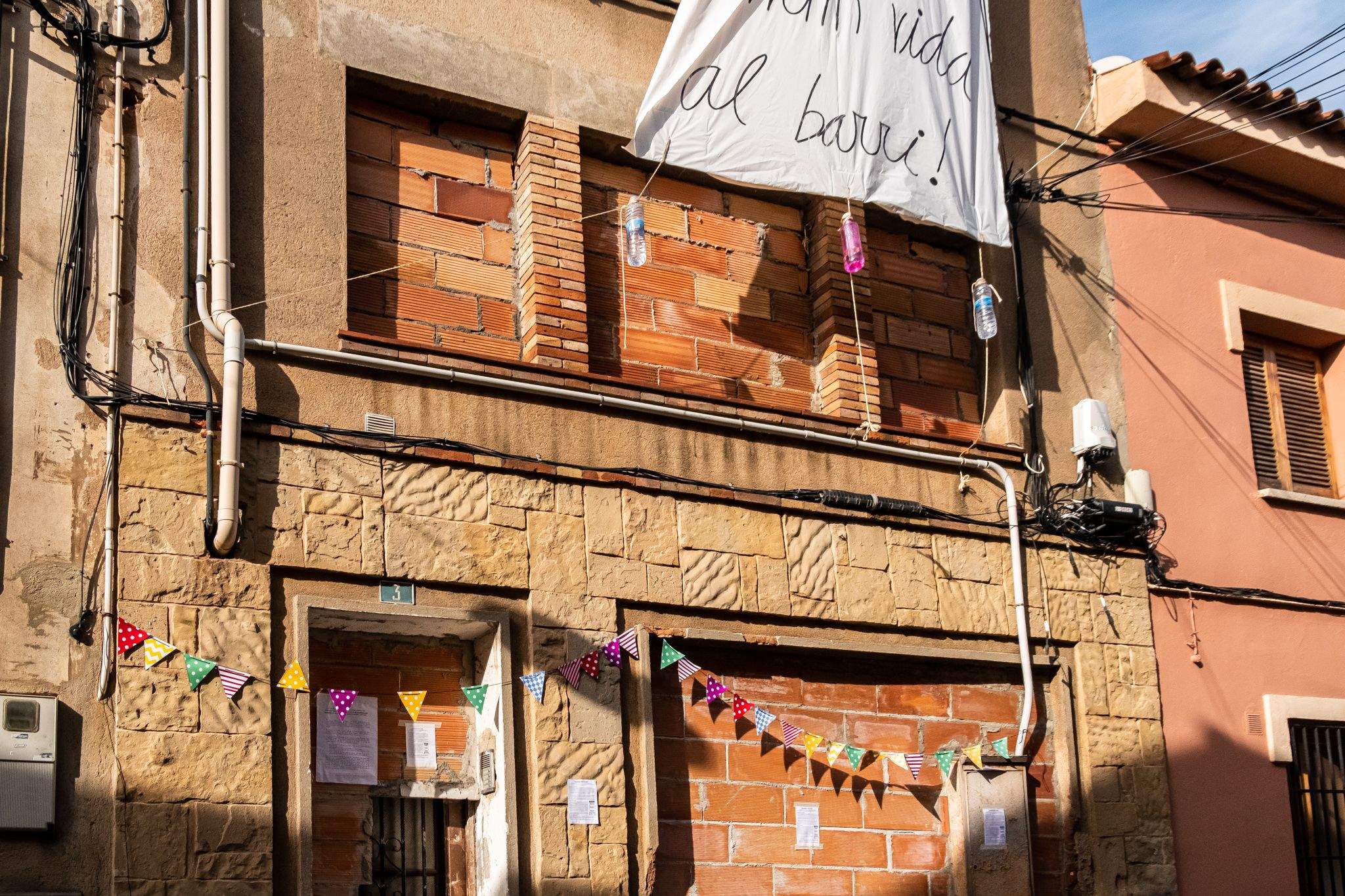 Bloc de pisos okupat al carrer de les Escaletes. FOTO: Ale Gómez