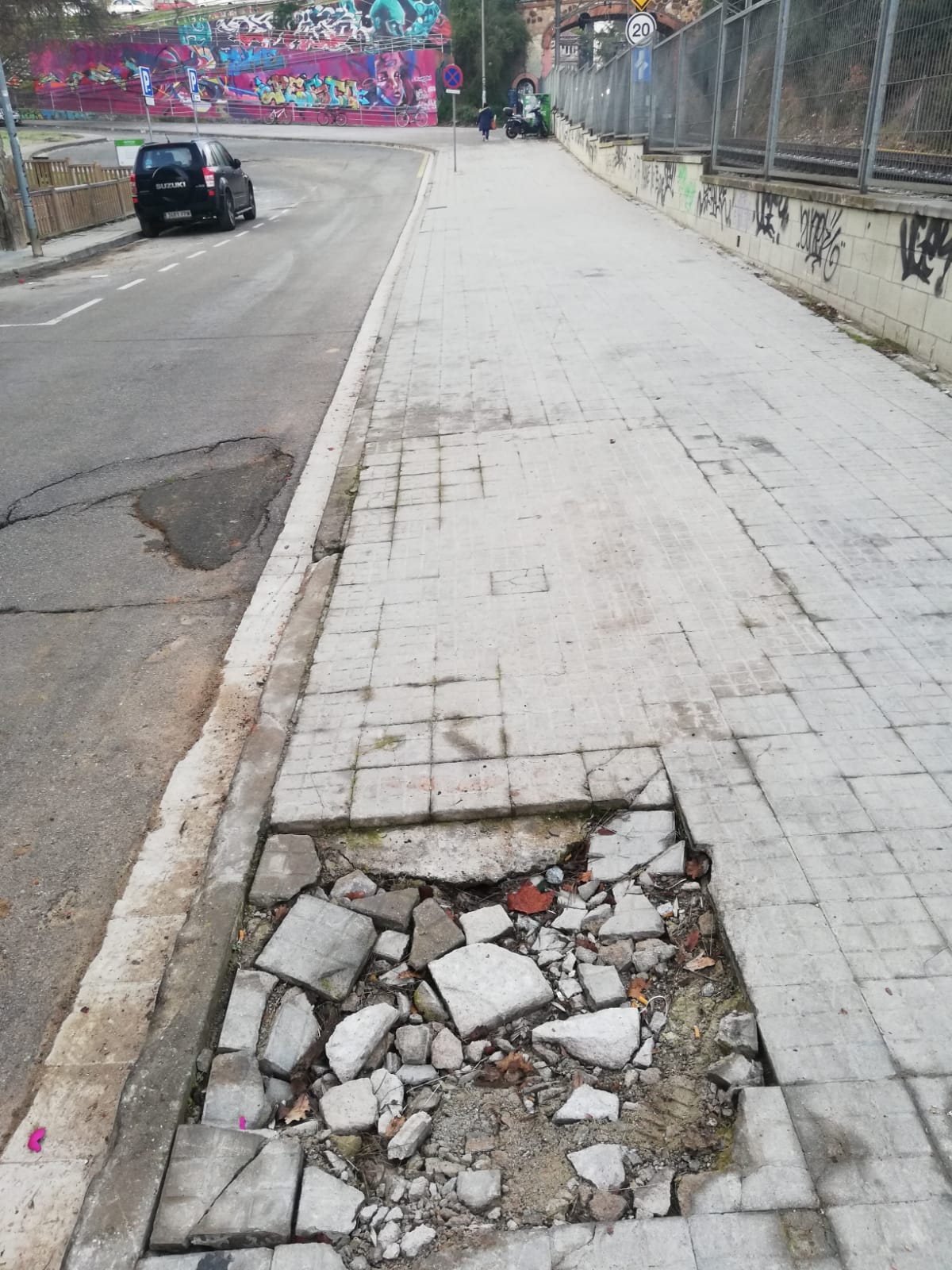 Forats a la vorera al carrer de pas de l'estació. FOTO: Silvia Segura