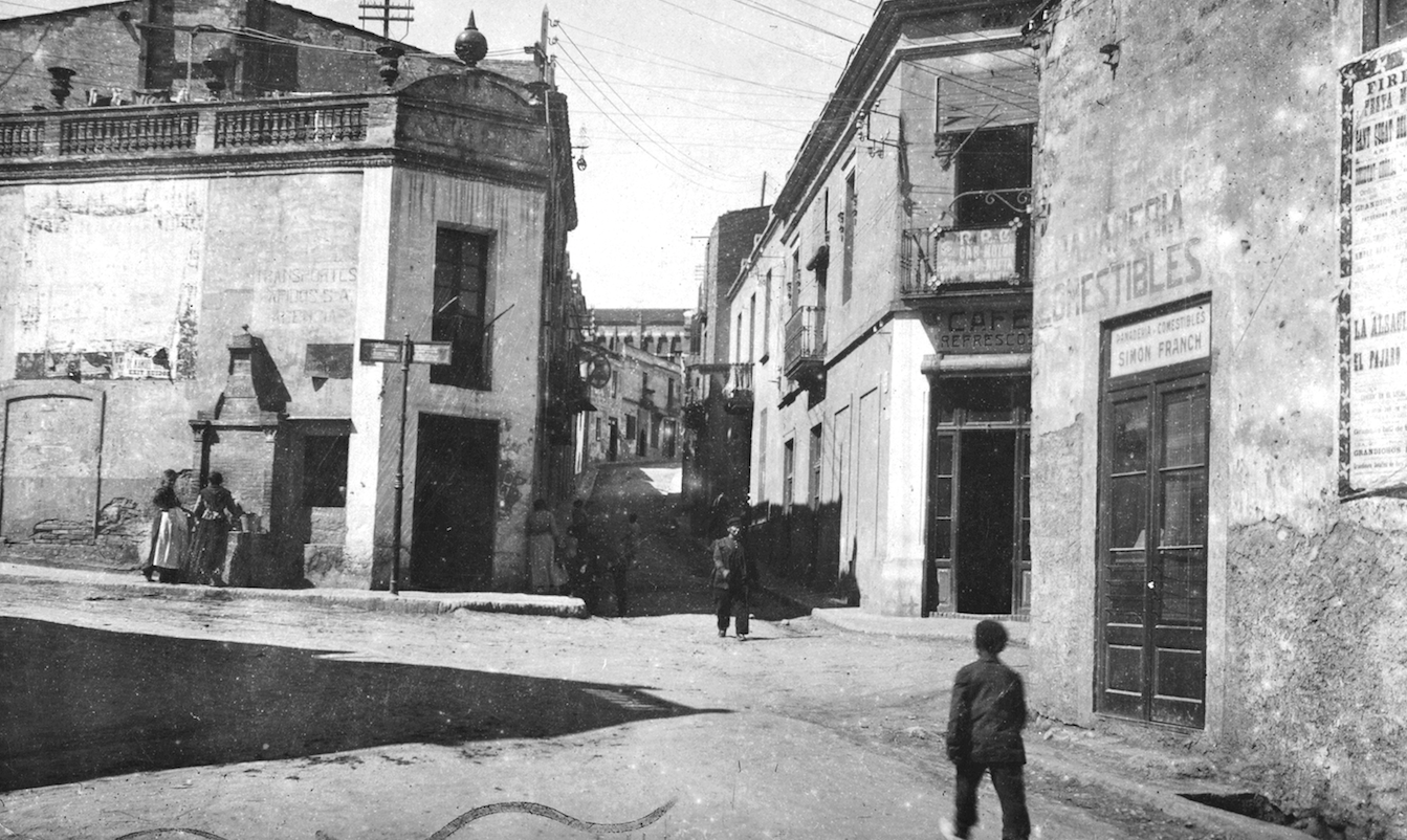 La plaça dels Quatre Cantons i el carrer Endavallada (1926). FOTO: Cedida