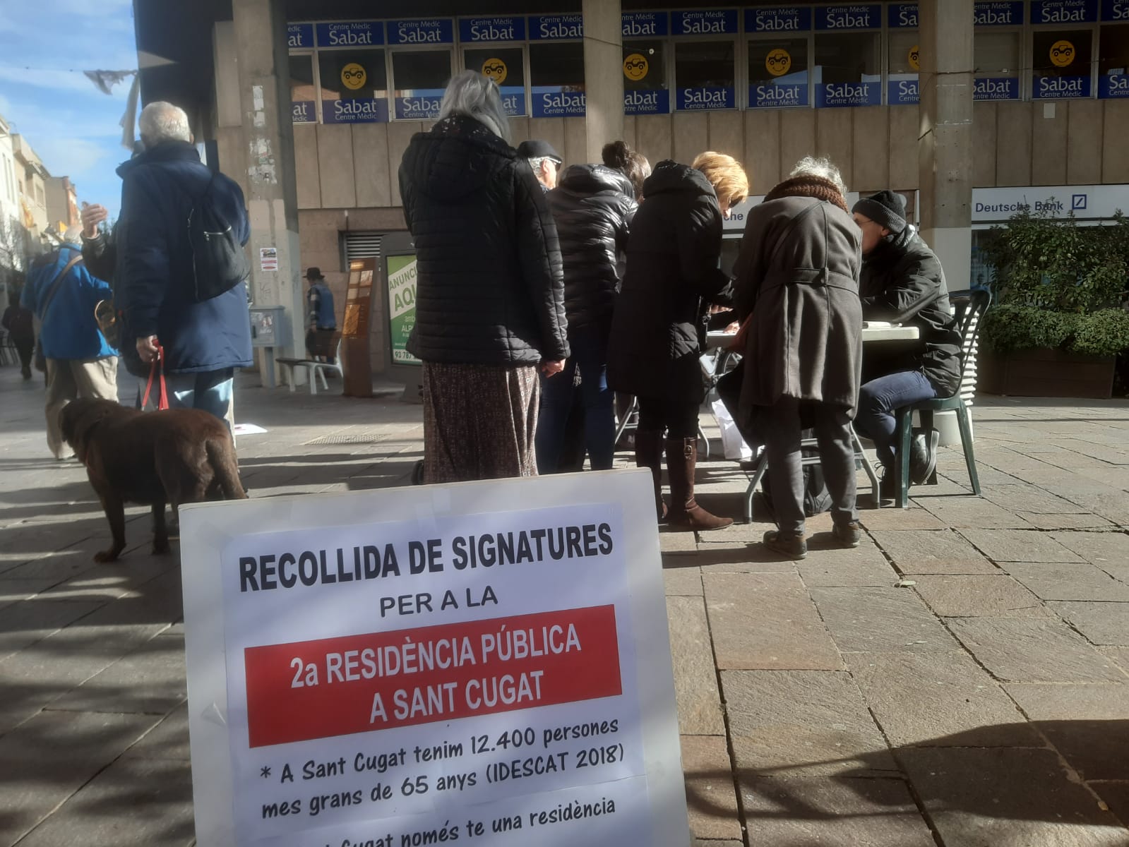 Recollida de signatures per la segona residència pública. FOTO: Ferran Mitjà