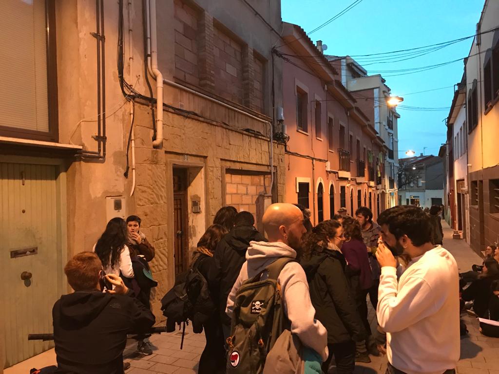 Diversos joves estan al lloc ara mateix FOTO: Ferran Mitjà 