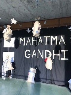 Els sacs de sal amb els 10 principis de Gandhi fet pels alumnes de l'escola