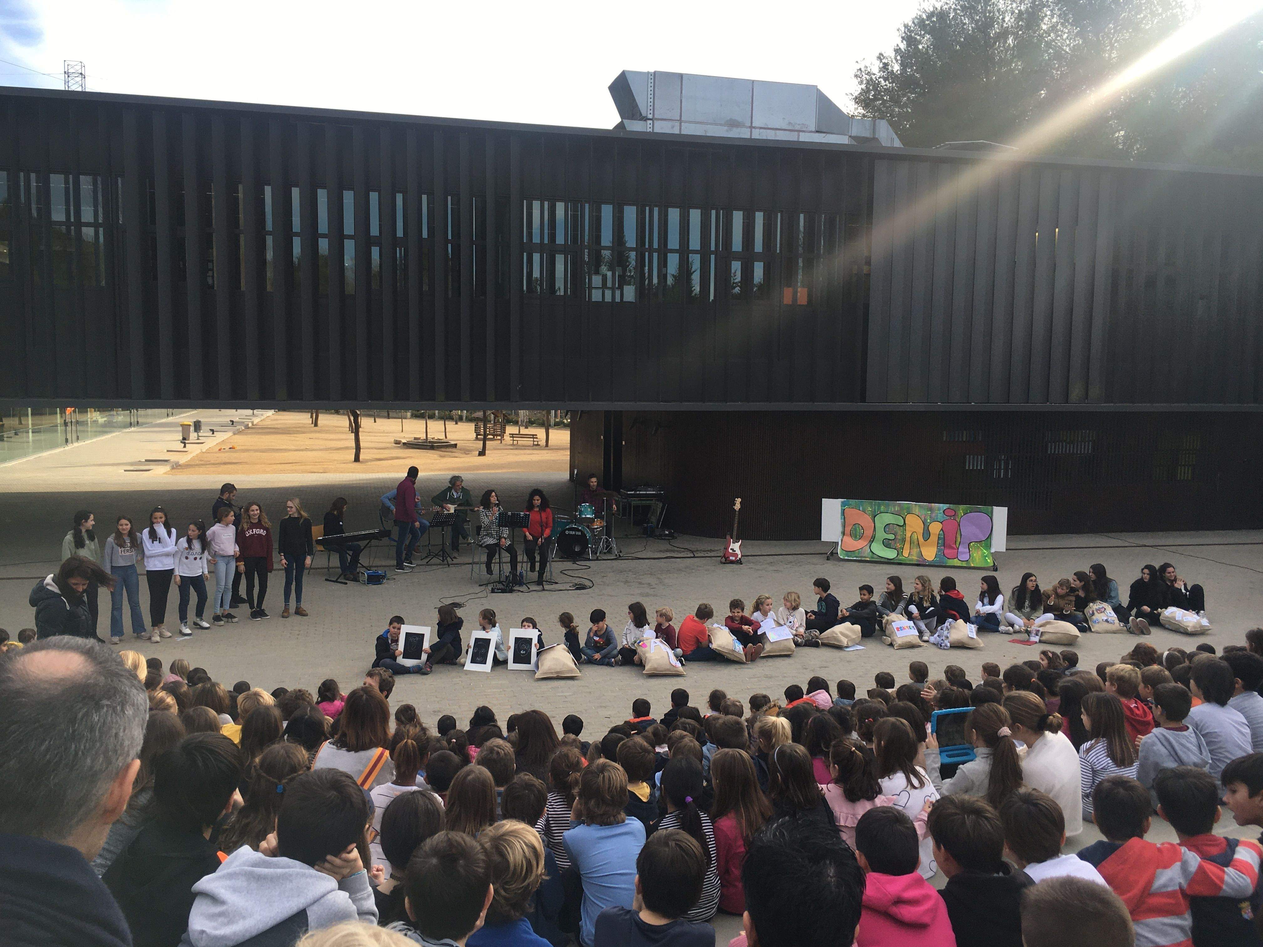 Els mestres de l'escola Thau Sant Cugat ofereixen el concert pel dia escola de la No-Violència. FOTO: Cedida